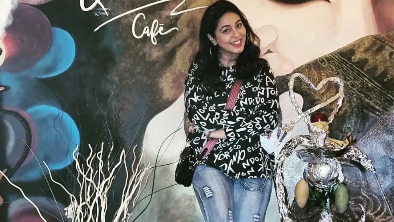 फिरोजा खान का सफर आसान नहीं था। उन्होंने अपने करियर की शुरुआत मॉडलिंग से की और छोटे-मोटे विज्ञापनों में काम किया। संघर्ष के दिनों में वह कॉल सेंटर में भी नौकरी कर चुकी हैं। इसके बाद उन्होंने रियलिटी शो ‘द बिग स्विच 3’ में हिस्सा लिया, जिससे उन्हें पहचान मिली। यही प्लेटफॉर्म उनके लिए टीवी इंडस्ट्री में एंट्री का रास्ता बना और फिर उन्हें बड़ा ब्रेक मिला। फिरोजा खान का सफर आसान नहीं था। उन्होंने अपने करियर की शुरुआत मॉडलिंग से की और छोटे-मोटे विज्ञापनों में काम किया। संघर्ष के दिनों में वह कॉल सेंटर में भी नौकरी कर चुकी हैं। इसके बाद उन्होंने रियलिटी शो ‘द बिग स्विच 3’ में हिस्सा लिया, जिससे उन्हें पहचान मिली। यही प्लेटफॉर्म उनके लिए टीवी इंडस्ट्री में एंट्री का रास्ता बना और फिर उन्हें बड़ा ब्रेक मिला।