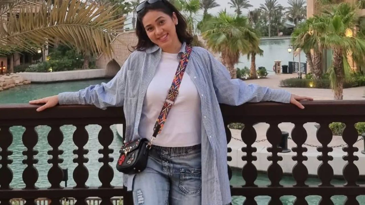 किंजल मोदी का किरदार निभाने वाली एक्ट्रेस फिरोजा खान असल जिंदगी में बिल्कुल अलग हैं। स्क्रीन पर जहां वह गुस्सैल नजर आती थीं, वहीं असल जिंदगी में वह काफी शांत और खुशमिजाज इंसान मानी जाती हैं। उनका यह ट्रांसफॉर्मेशन ही उन्हें एक बेहतरीन कलाकार बनाता है। उनके फैंस आज भी उनके पुराने एपिसोड देखकर उन्हें याद करते हैं। किंजल मोदी का किरदार निभाने वाली एक्ट्रेस फिरोजा खान असल जिंदगी में बिल्कुल अलग हैं। स्क्रीन पर जहां वह गुस्सैल नजर आती थीं, वहीं असल जिंदगी में वह काफी शांत और खुशमिजाज इंसान मानी जाती हैं। उनका यह ट्रांसफॉर्मेशन ही उन्हें एक बेहतरीन कलाकार बनाता है। उनके फैंस आज भी उनके पुराने एपिसोड देखकर उन्हें याद करते हैं।