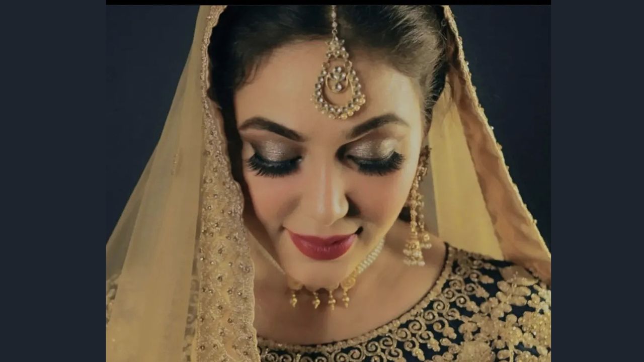 ‘साथ निभाना साथिया’ में किंजल का रोल उनके करियर का टर्निंग पॉइंट साबित हुआ। इस एक किरदार ने उन्हें घर-घर में पहचान दिला दी। शो की लंबी सफलता ने उन्हें टीवी इंडस्ट्री का जाना-पहचाना चेहरा बना दिया। लेकिन कई बार एक ही इमेज कलाकार के लिए चुनौती भी बन जाती है, और शायद यही वजह रही कि उन्होंने आगे कुछ अलग रास्ता चुना। ‘साथ निभाना साथिया’ में किंजल का रोल उनके करियर का टर्निंग पॉइंट साबित हुआ। इस एक किरदार ने उन्हें घर-घर में पहचान दिला दी। शो की लंबी सफलता ने उन्हें टीवी इंडस्ट्री का जाना-पहचाना चेहरा बना दिया। लेकिन कई बार एक ही इमेज कलाकार के लिए चुनौती भी बन जाती है, और शायद यही वजह रही कि उन्होंने आगे कुछ अलग रास्ता चुना।