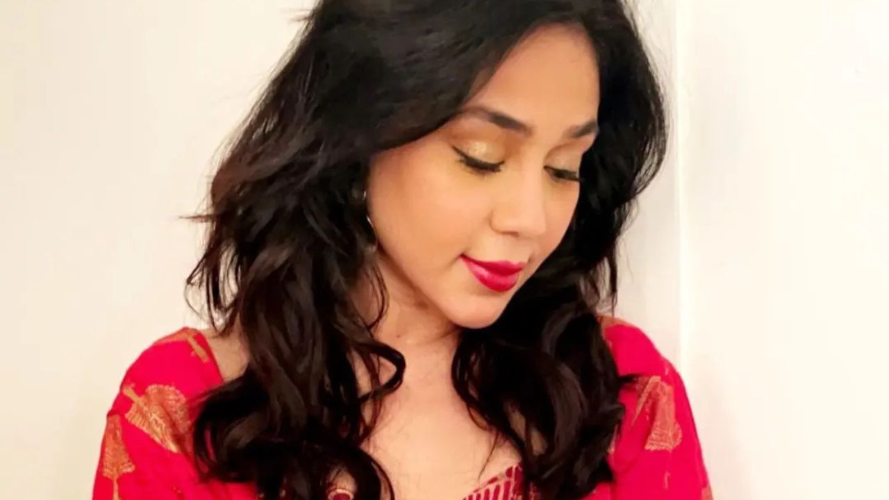 शो में किंजल मोदी का किरदार एक ऐसी लड़की का था, जो गुस्सैल, जिद्दी और अक्सर घर में तनाव पैदा करने वाली दिखती थी। गोपी बहू के साथ उनकी नोकझोंक दर्शकों को खूब पसंद आती थी। यही वजह रही कि भले ही किरदार ने निगेटिव शेड दिखाया, लेकिन उसकी लोकप्रियता कम नहीं हुई। लोग किंजल को देखकर चिढ़ते भी थे और उसी के साथ उससे जुड़ भी जाते थे। यह किरदार टीवी इतिहास के यादगार किरदारों में गिना जाता है। शो में किंजल मोदी का किरदार एक ऐसी लड़की का था, जो गुस्सैल, जिद्दी और अक्सर घर में तनाव पैदा करने वाली दिखती थी। गोपी बहू के साथ उनकी नोकझोंक दर्शकों को खूब पसंद आती थी। यही वजह रही कि भले ही किरदार ने निगेटिव शेड दिखाया, लेकिन उसकी लोकप्रियता कम नहीं हुई। लोग किंजल को देखकर चिढ़ते भी थे और उसी के साथ उससे जुड़ भी जाते थे। यह किरदार टीवी इतिहास के यादगार किरदारों में गिना जाता है।