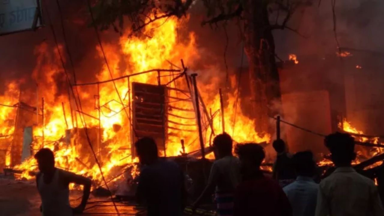 Kanpur Fire: कानपुर में व्यापारी जिंदा जला बेटे-बहू सहित चार लोग झुलसे, दुकान का शटर खुलते ही मची चीख-पुकार