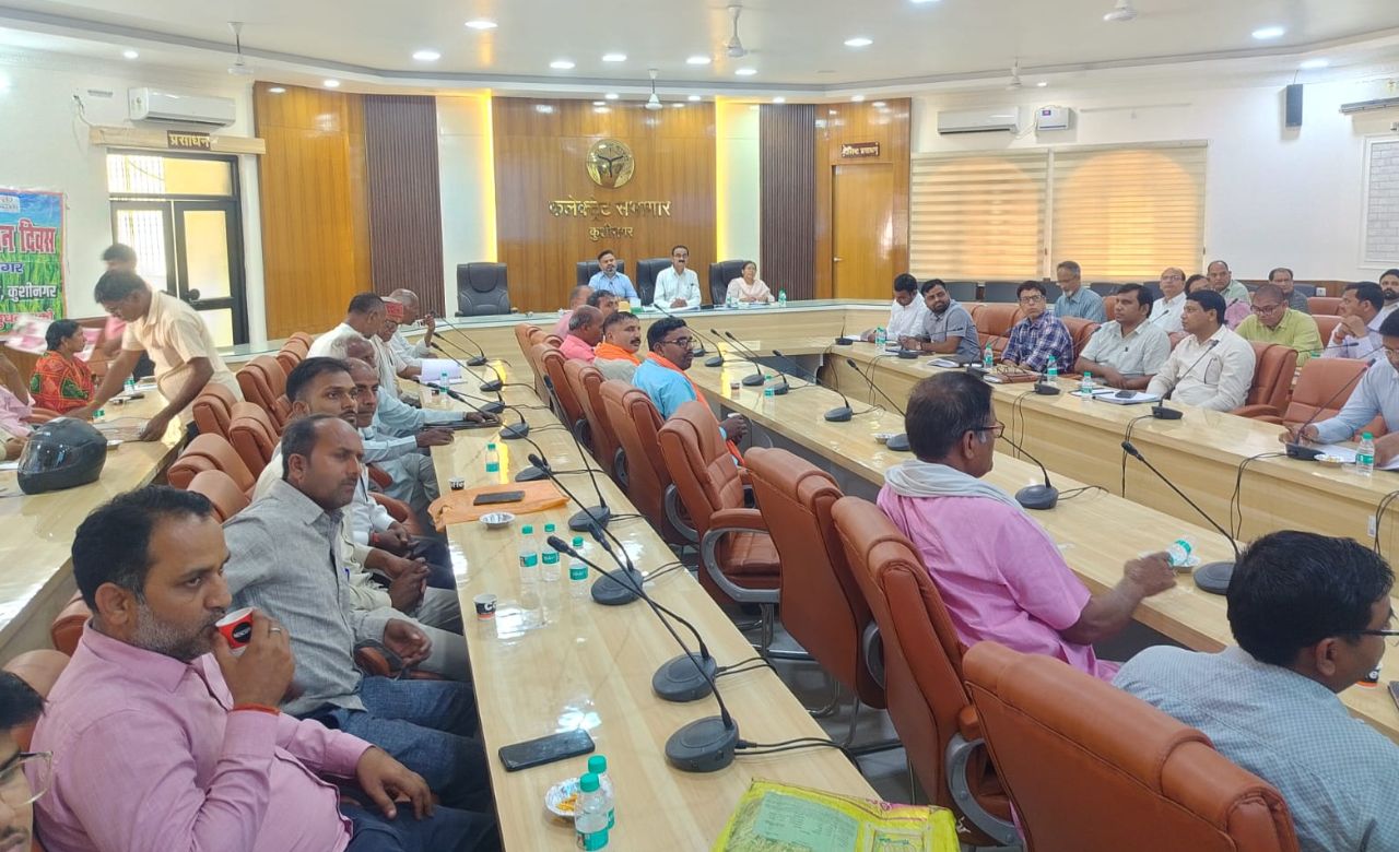  डीएम महेंद्र सिंह तंवर ने किसानों के साथ की बैठक (सोर्स: डाइनामाइट न्यूज़)