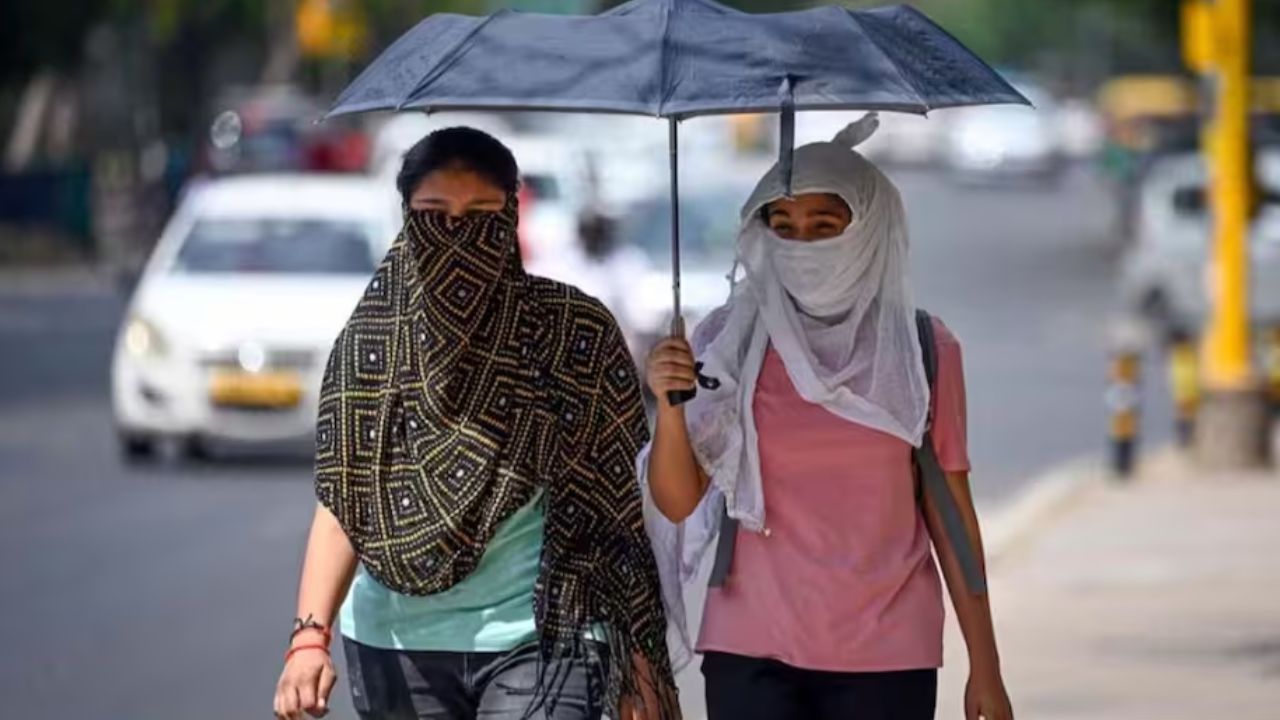 Delhi NCR में निकलने से पहले जान लें Weather Update, पारा पहुंचेगा 45°C