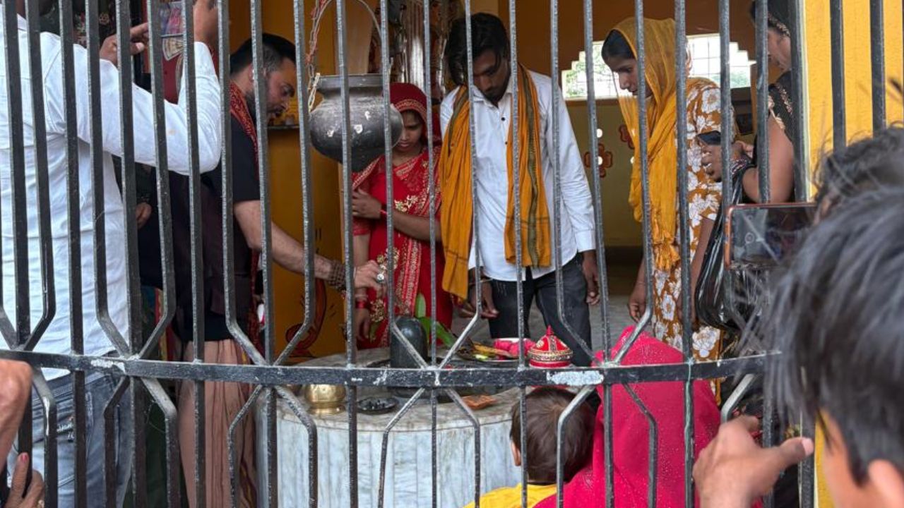 महराजगंज में प्रेमी युगल की मंदिर में शादी, परिवार की सहमति से बना रिश्ता