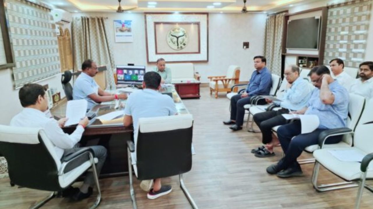 सख्त एक्शन मोड में महराजगंज डीएम: 15 अप्रैल तक चलेगा यह बड़ा अभियान, गलती करने वाले अफसरों की खैर नहीं