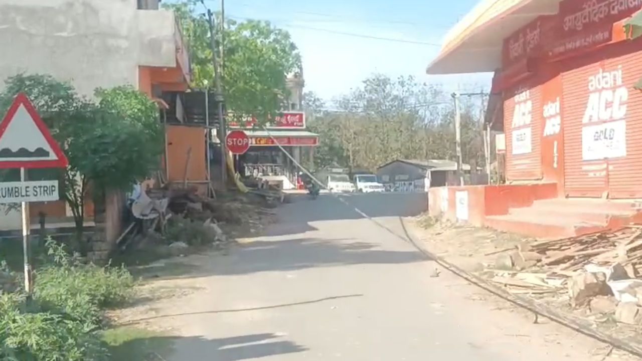 आग से उबरे नहीं थे लोग, अब आंधी ने मचाई तबाही, महराजगंज में जनजीवन अस्त-व्यस्त