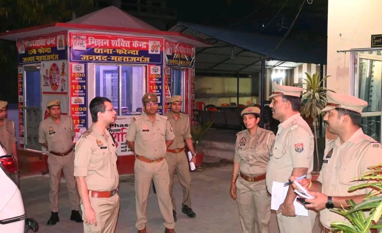 SP Shakti Mohan Awasthi making inquiries during the inspection (Img: Dynamite News)