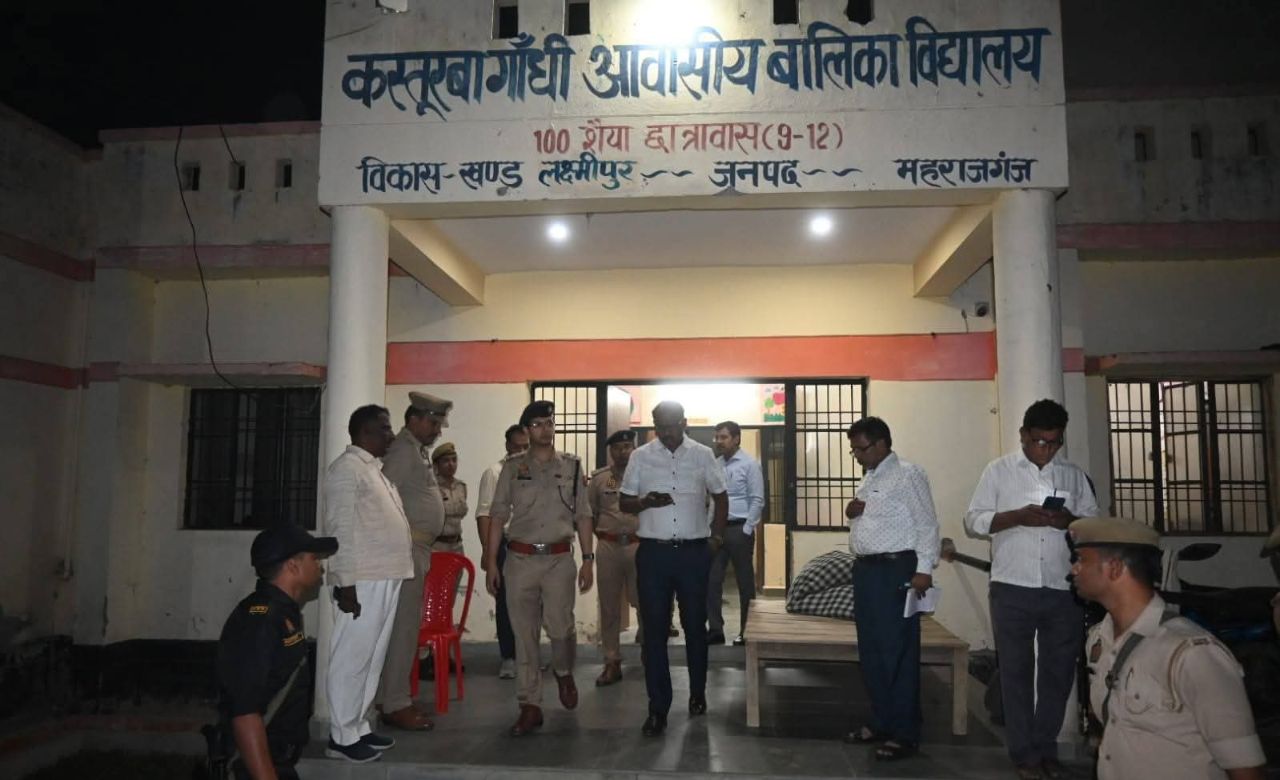 हैंडपंप से पानी भर रही थी छात्रा… अचानक हुआ कुछ ऐसा कि थम गई सांसें, फरेंदा के स्कूल में मचा कोहराम