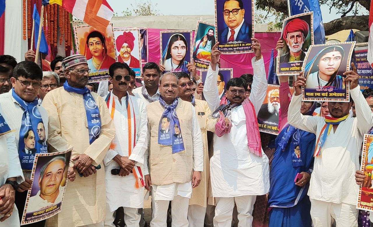 महराजगंज: डॉ. अंबेडकर जयंती पर पदयात्रा कर पूर्व मंत्री ने किया जागरुक