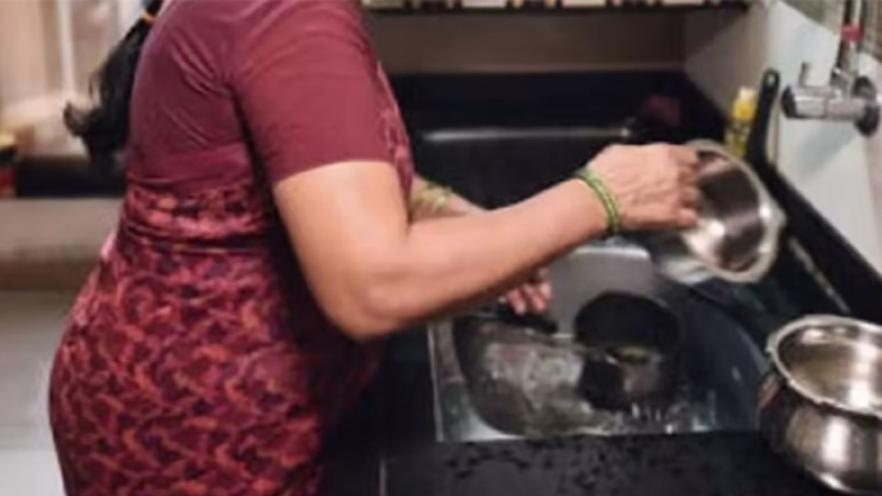 नोएडा में मजदूरों के हिंसक आंदोलन के बाद नौकरानी के बदले तेवर, महिलाओं ने कहा- अब हम मैड्स को पीटेंगे, जानें पूरा मामला