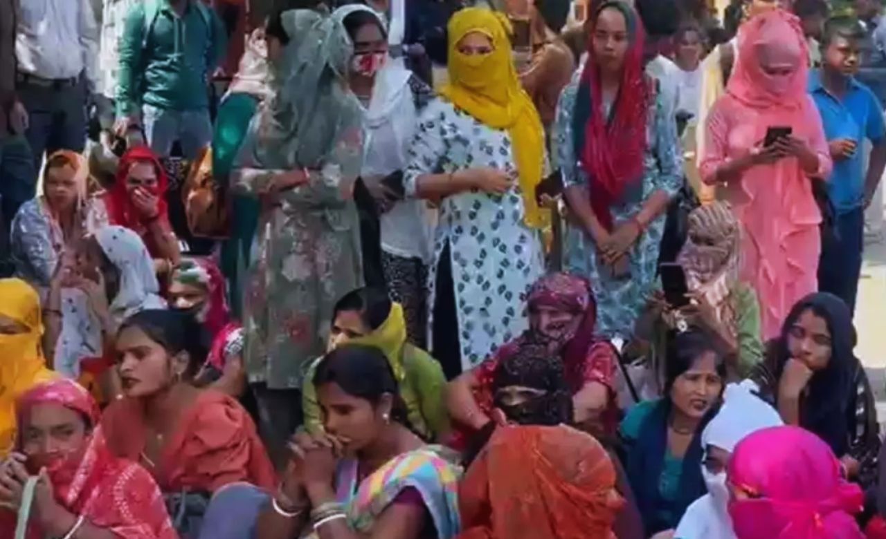 कर्मचारियों के बाद मेड्स ने भी उठाई सैलरी बढ़ाने की मांग, सोसाइटी के बाहर की पत्थरबाजी