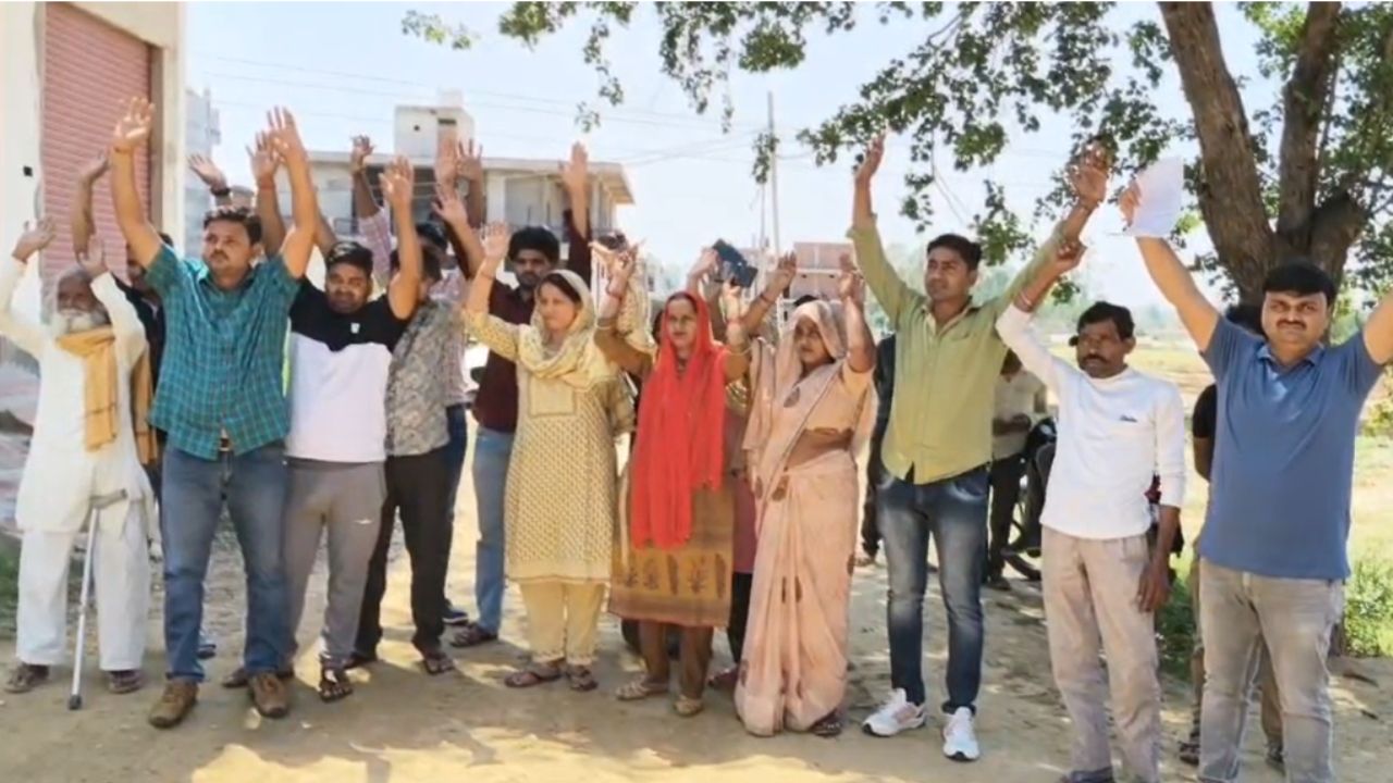 मैनपुरी के इस इलाके में डर में जीने को लोग मजबूर, एसपी ऑफिस पहुंचकर कहा- अब आप ही करें हमारी मदद…