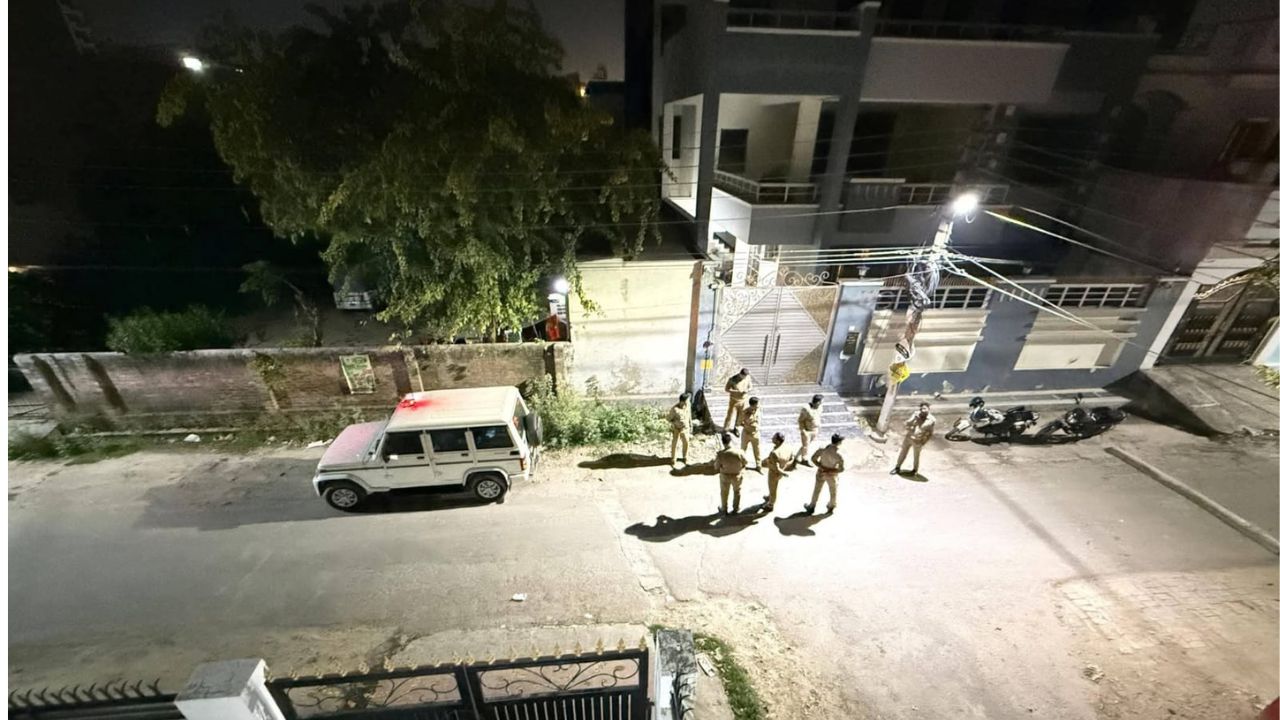 पुलिस की घेराबंदी से पहले माता प्रसाद नोएडा रवाना, सपा प्रतिनिधिमंडल आज  पीड़ित मजदूरों से मिलेगा