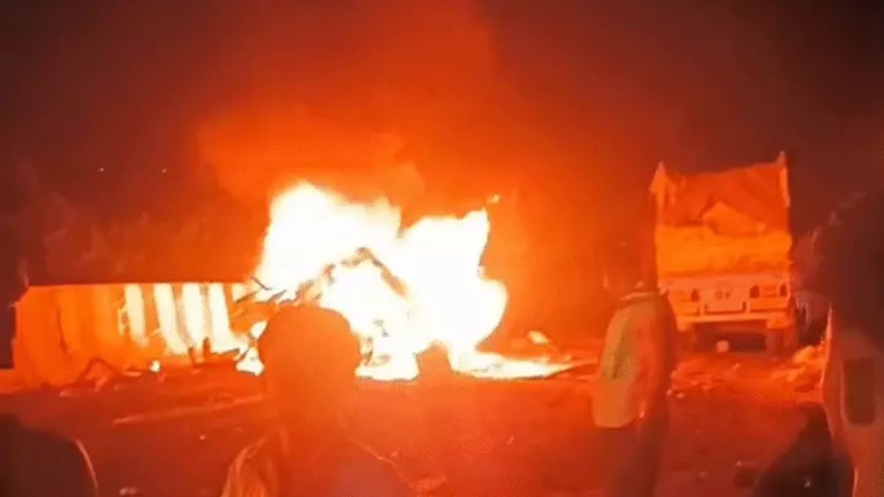 मिर्जापुर: भीषण सड़क हादसे में 11 लोगों की मौत, बोलेरो-ट्रक टक्कर के बाद आग में 8 लोग जिंदा जले