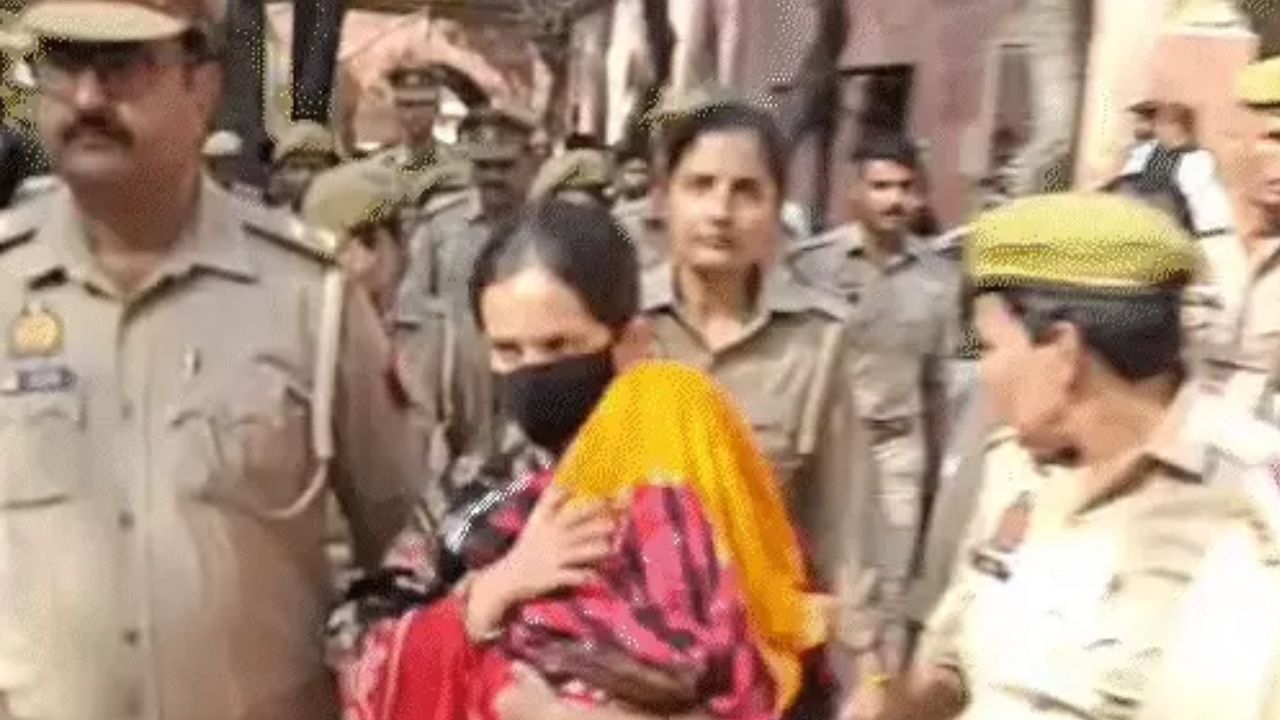 ‘नीला ड्रम’ केस: बच्ची के साथ कोर्ट पहुंची मुस्कान, 46 मिनट तक चली सुनवाई, जानें आज क्या हुआ?