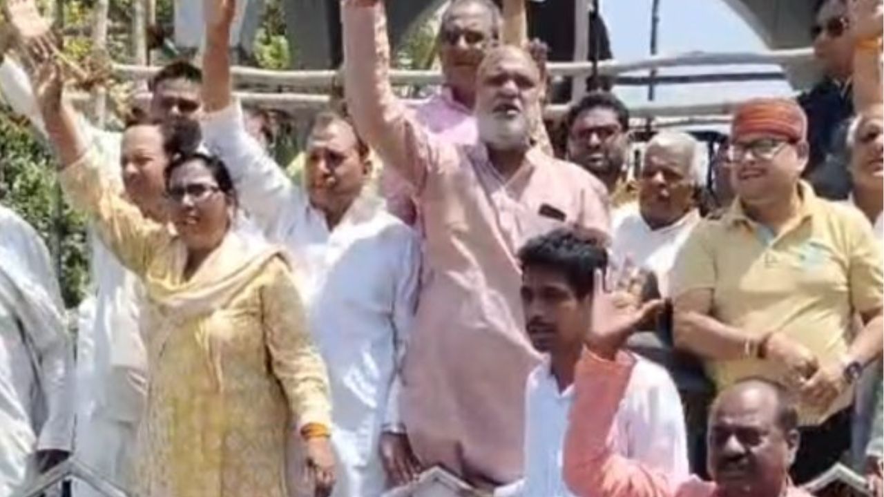 गोरखपुर: हिमंत बिस्वा सरमा का पुतला फूंका, कांग्रेस ने दी बड़ी चेतावनी