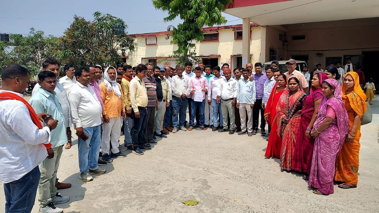 महाराजगंज में ग्राम रोजगार सेवकों की 9 दिन की कलमबंद हड़ताल, BDO को सौंपा ज्ञापन