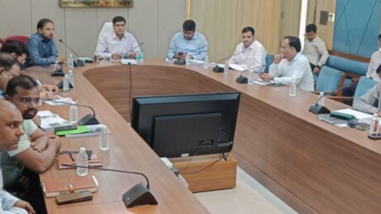 गोरखपुर में विकास परियोजनाओं की समीक्षा, समय पर काम पूरा करने पर जोर