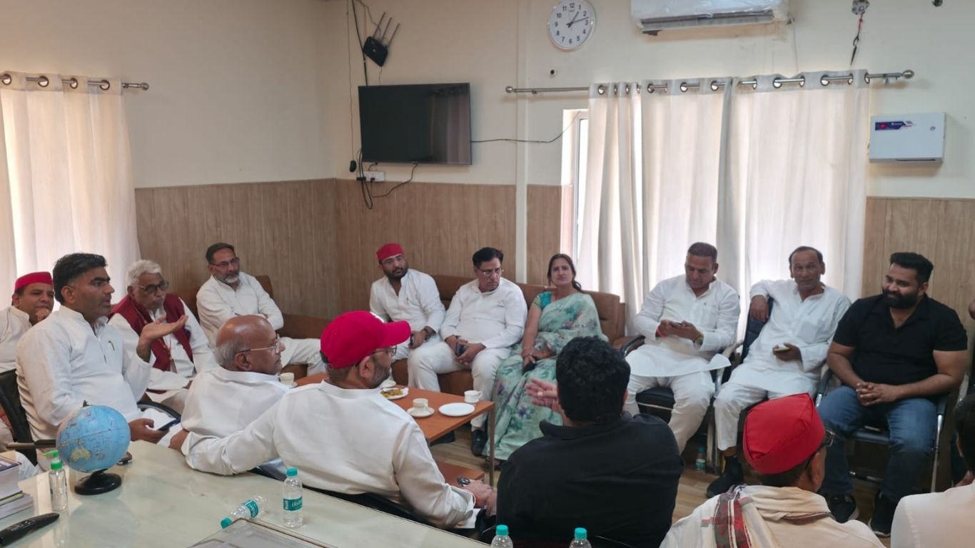 नोएडा में सपाइयों को मजदूरों से मिलने से रोका, माता प्रसाद बोले- आवाज दबाई गई