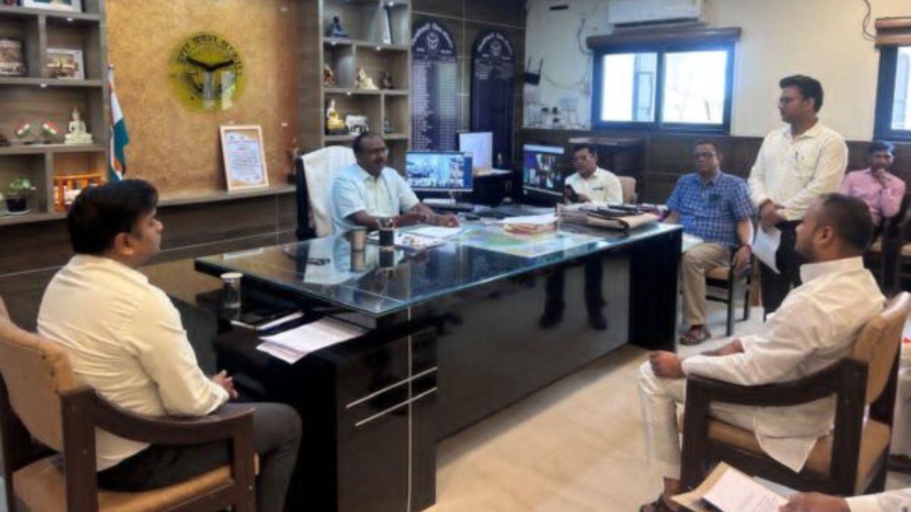 Maharajganj: धानी बाजार की बदहाल व्यवस्था पर उठी आवाज, DM को सौंपा ज्ञापन