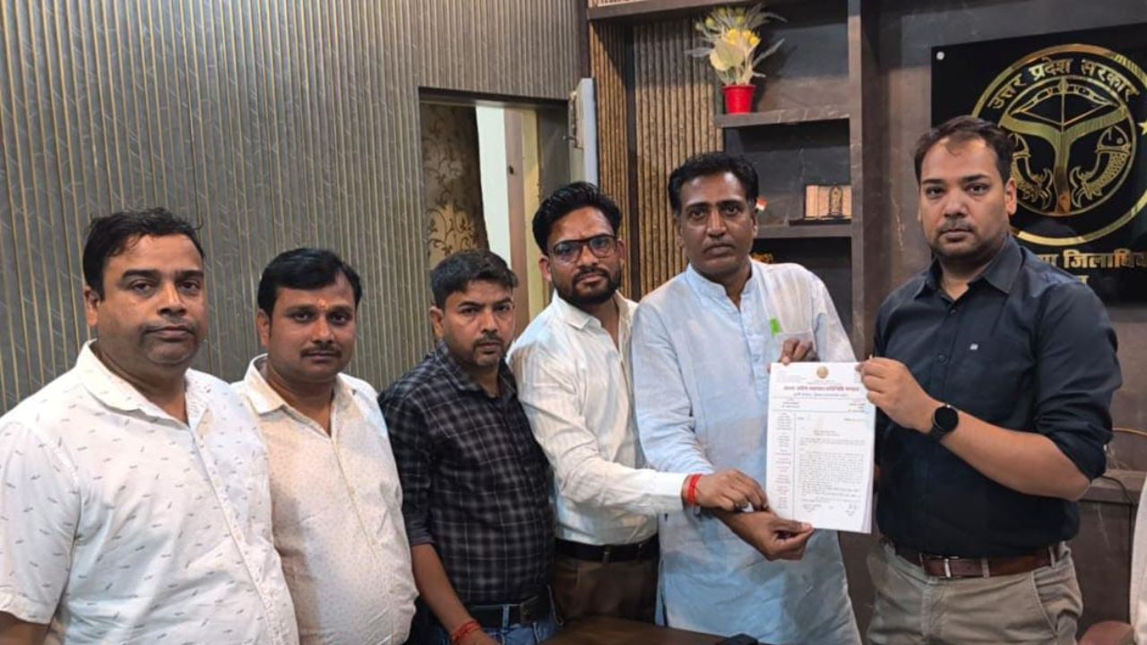 Maharajganj: सफाई के नाम पर फर्जीवाड़ा! धानी बाजार में भड़का व्यापारियों का गुस्सा, SDM को सौंपा ज्ञापन