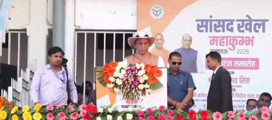 रक्षामंत्री के कार्यक्रम में दूर-दूर तक नहीं दिखें CM योगी