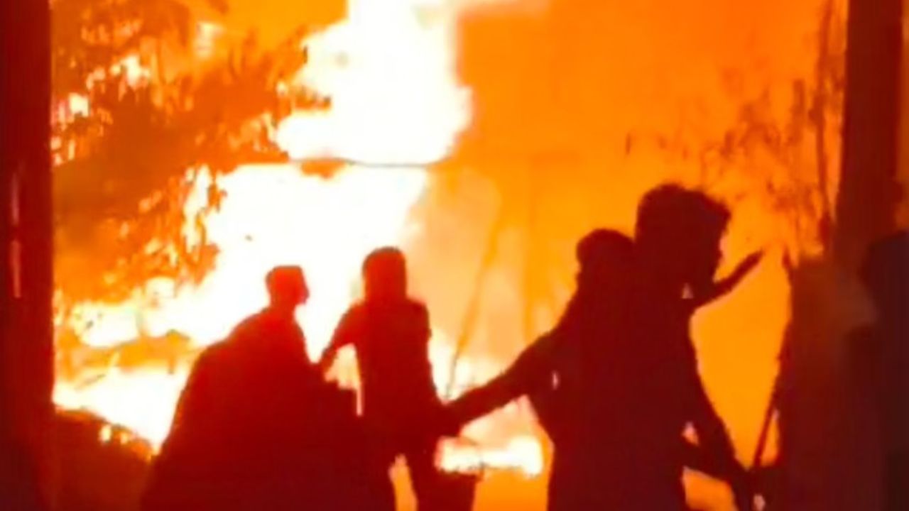 सीतापुर में अग्निकांड: मां-बेटी की जिंदा जलकर मौत, 14 घर हुए खाक, जानें इतना बड़ा हादसा कैसे हुआ?