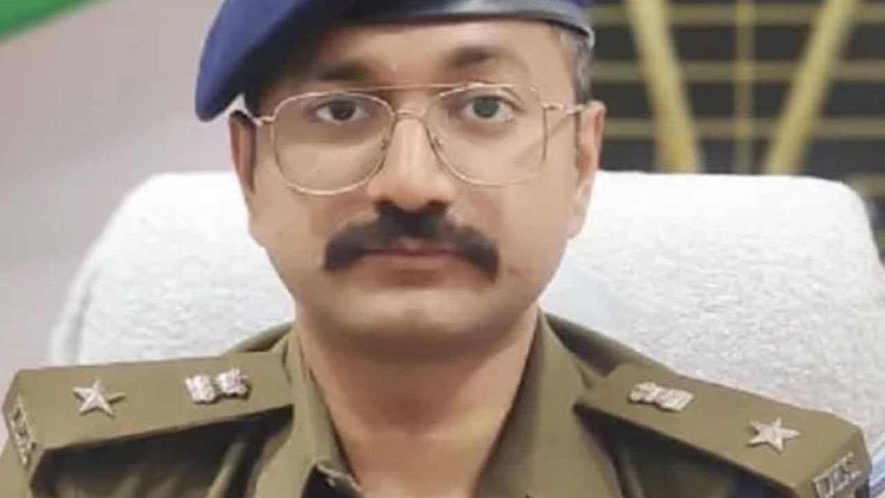 देवघर में नए एसपी का एक्शन, थानों पर अचानक पहुंचे तो पुलिस महकमे में मचा हड़कंप