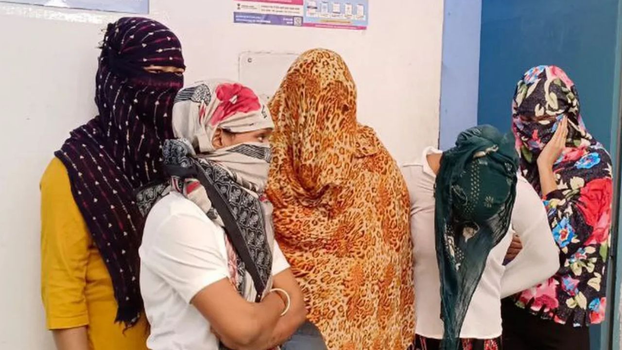 Deoria: छापेमारी में स्पा सेंटर के गुप्त खेल का खुलासा