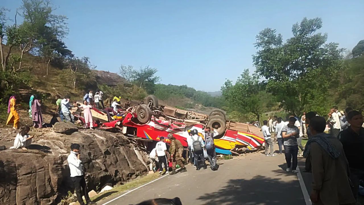 उधमपुर में दर्दनाक बस हादसा, अचानक पलटी बस, 15 की मौत