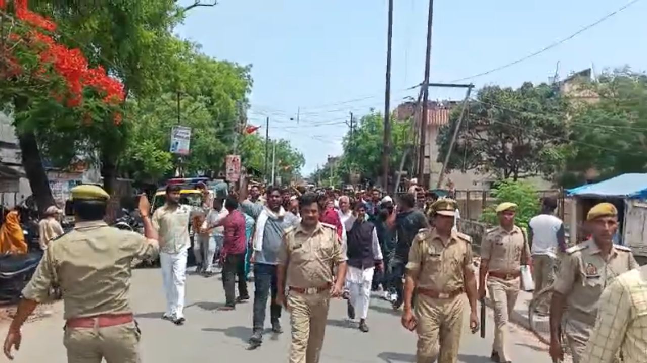 पूर्व विधायक ने समर्थकों के साथ नौतनवां तहसील का किया घेराव, तहसील गेट पर पुलिस ने कार्यकर्ताओं को रोका