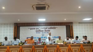 गोरखपुर में समीक्षा बैठक: अधिकारियों से तीखे सवाल, योजनाओं की जमीनी हकीकत पर कड़ी पड़ताल