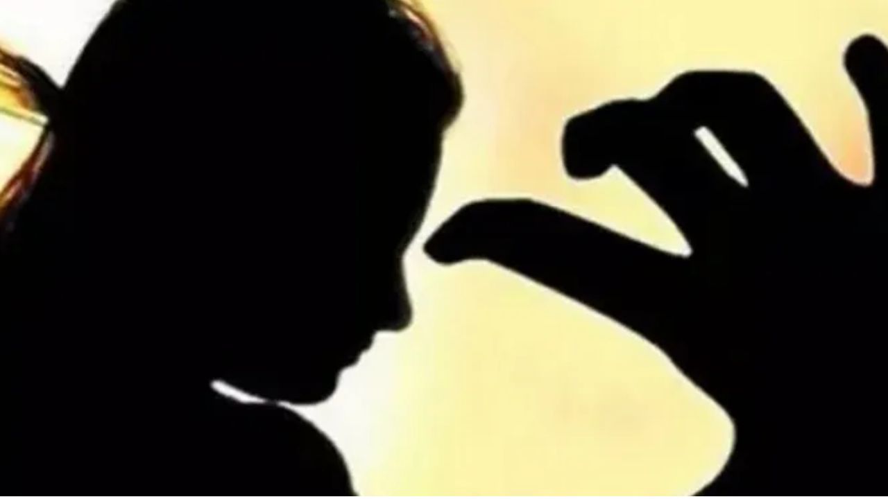 Bihar Crime: नाबालिग को बहला-फुसलाकर शौचालय में ले गया कंपाउंडर, दुष्कर्म से मचा हड़कंप