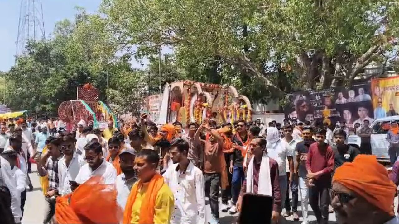 Mainpuri News: अक्षय तृतीया पर भगवान परशुराम की भव्य झाकियां देखने उमड़ी भीड़