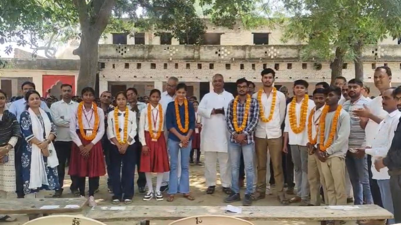 Gorakhpur: शिक्षा के क्षेत्र में कैसे चमका रामपुरवा इंटर कॉलेज, जानें पूरी खबर