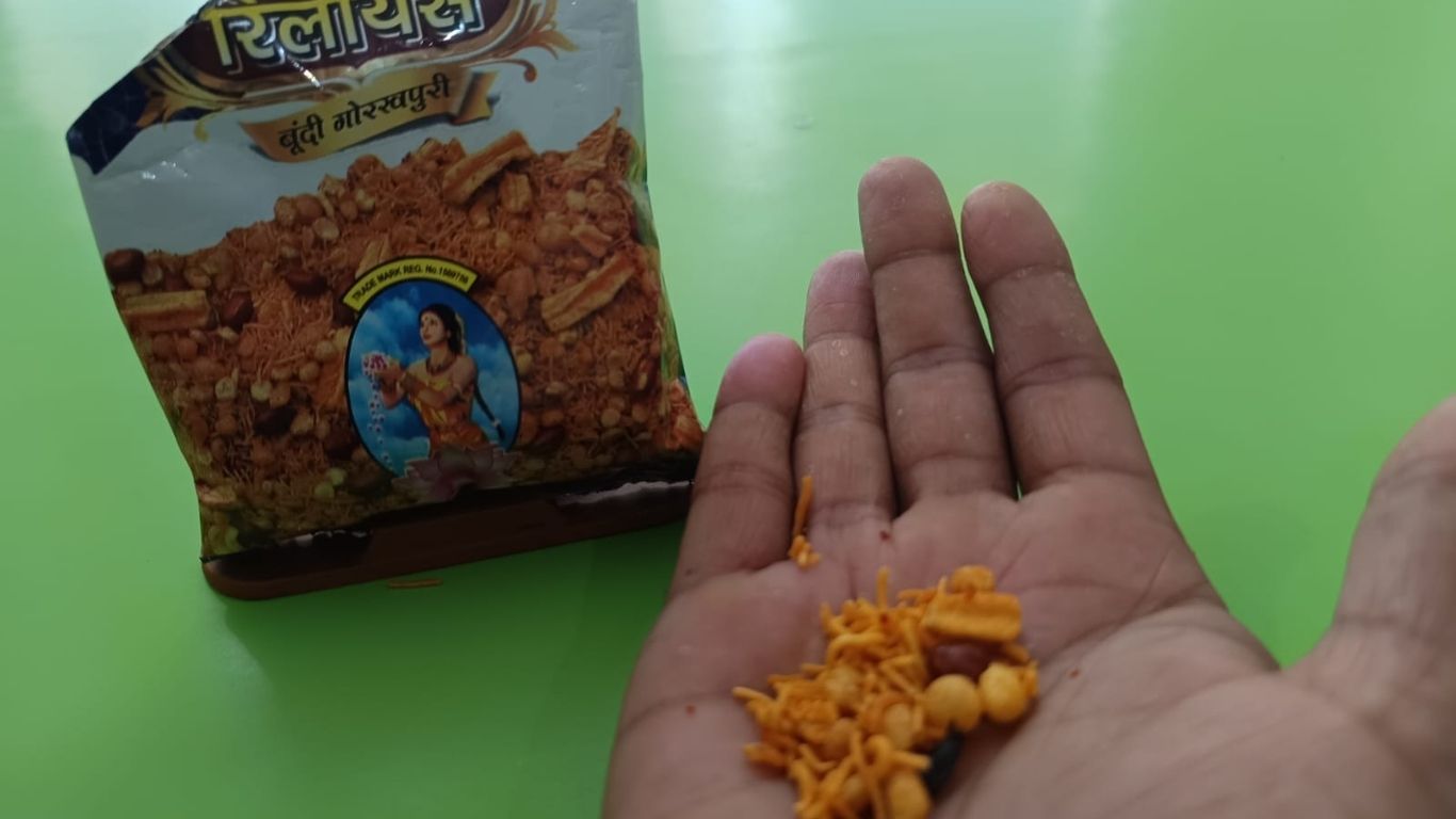 कोल्हुई: नमकीन के पैकेट में ये क्या निकला युवक हैरान? उठे सवाल