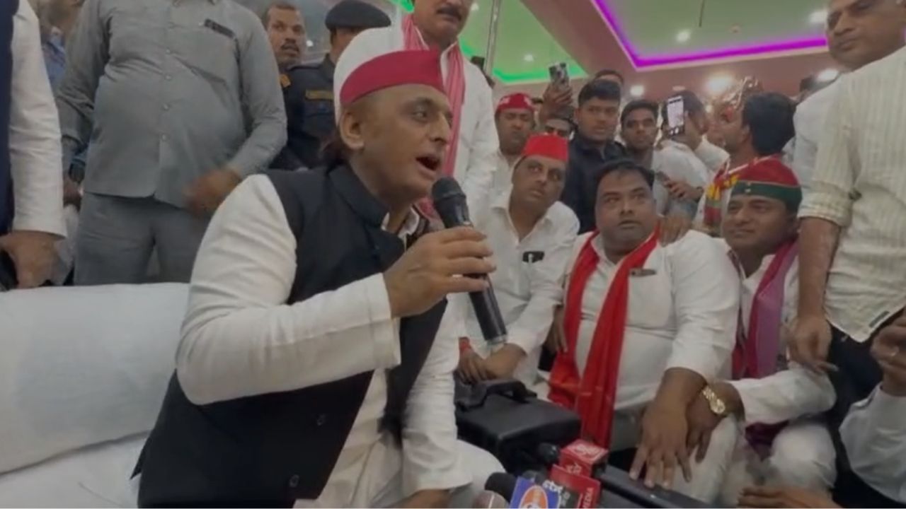 अखिलेश यादव ने सरकार पर बोला हमला, गैस, मुआवजा और चुनावी निष्पक्षता पर उठाए सवाल