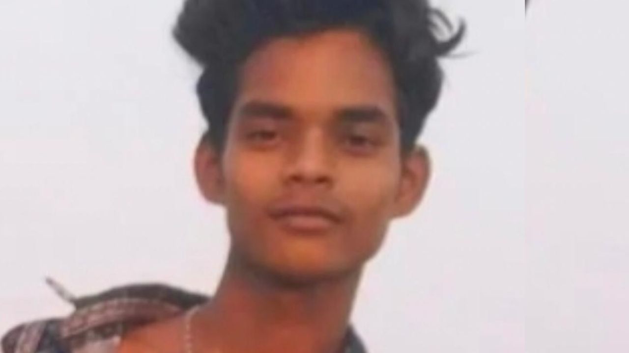 UP Crime: देवरिया में स्कूल के पीछे पेड़ से लटका मिला युवक का शव, रहस्य गहराया