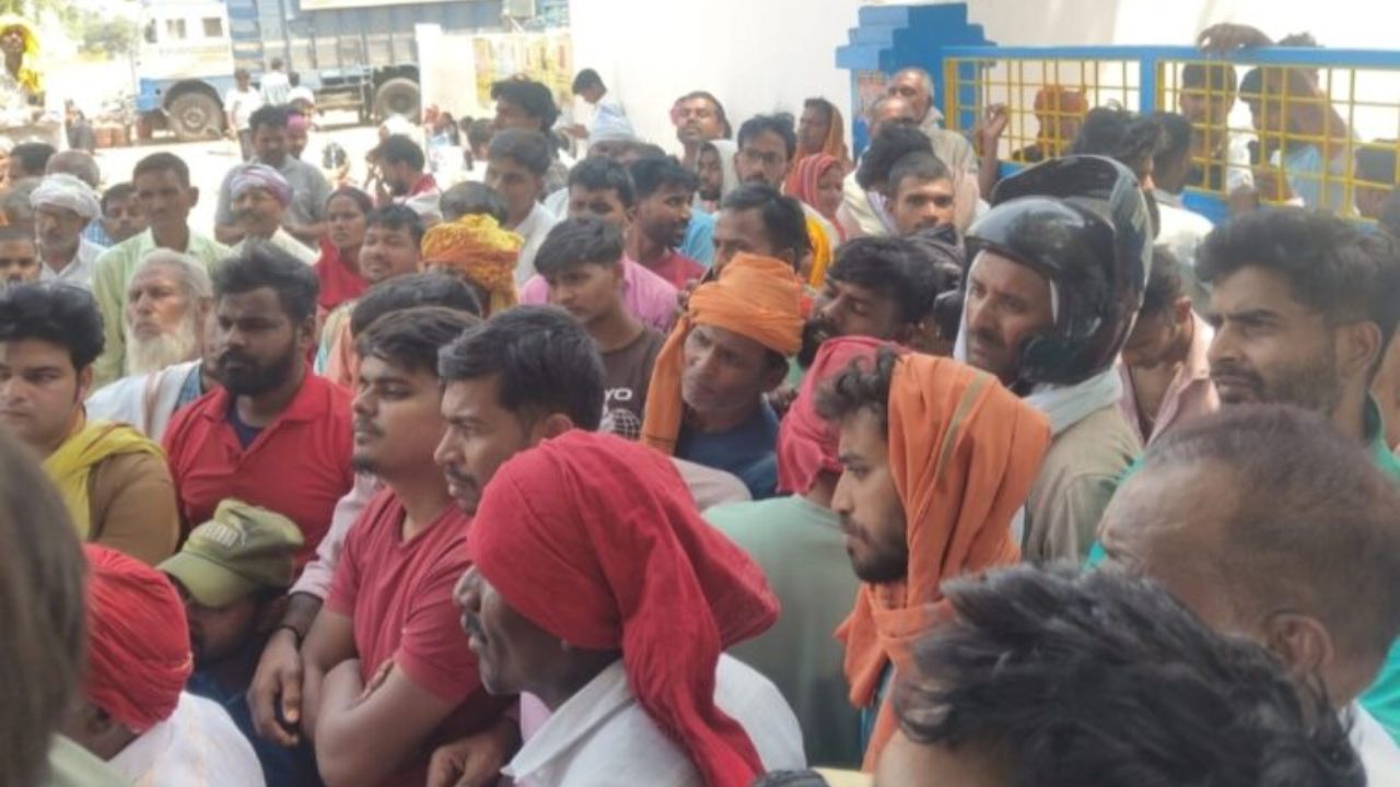 गोरखपुर: खजनी में गैस पर बवाल: 4 बजे से लाइन, 45 दिन की वेटिंग से भड़के लोग