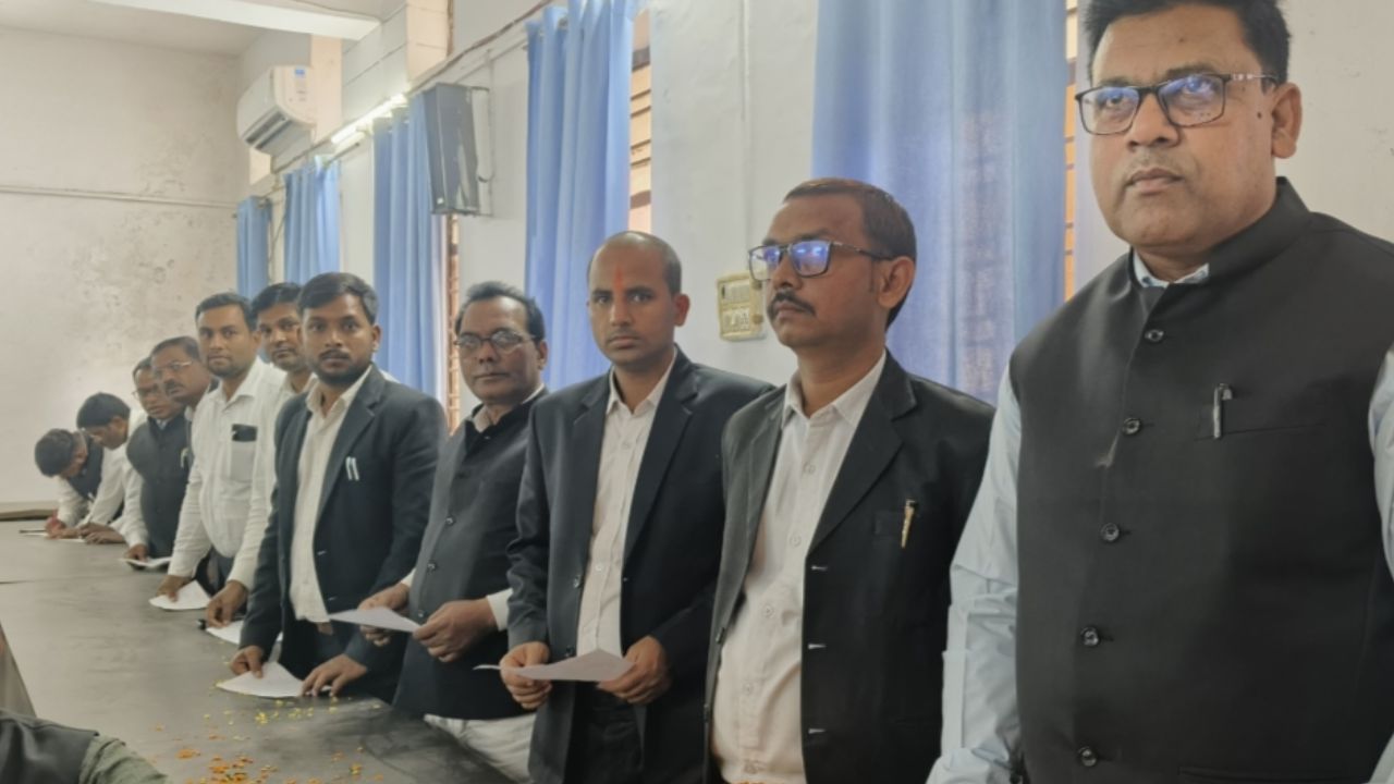 खजनी बार एसोसिएशन के पदाधिकारियों को विधायक ने दिलाई शपथ