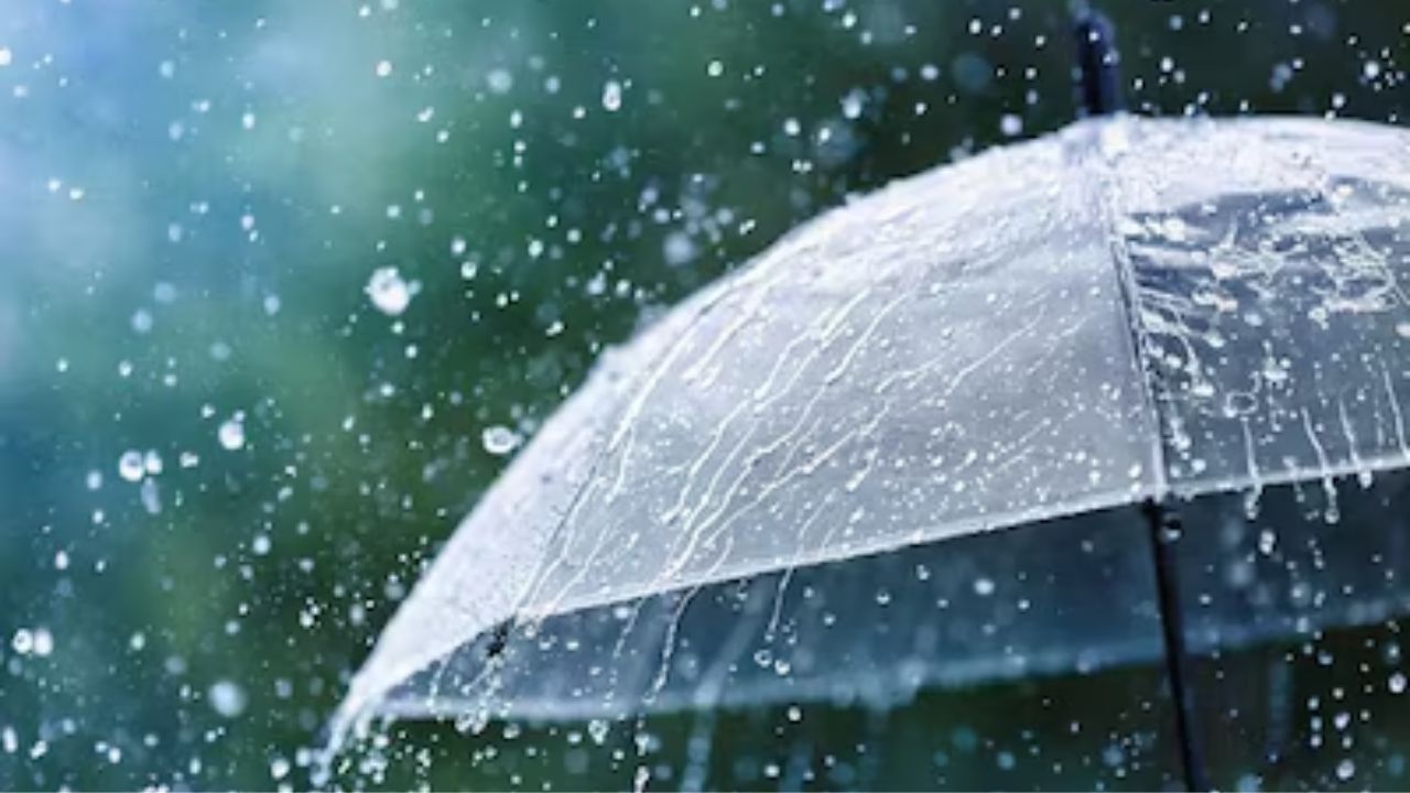 Gorakhpur News:आंशिक बारिश में कीचड़ बनी सड़कें, खजनी के कटघर-सतुआभार मार्ग पर दर्जनों बाइक सवार गिरे