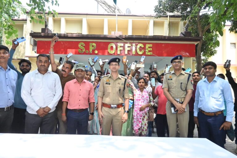 महराजगंज पुलिस ने 30 लाख के खोए मोबाइल बरामद किये, तकनीक से लौटाई लोगों की मुस्कान