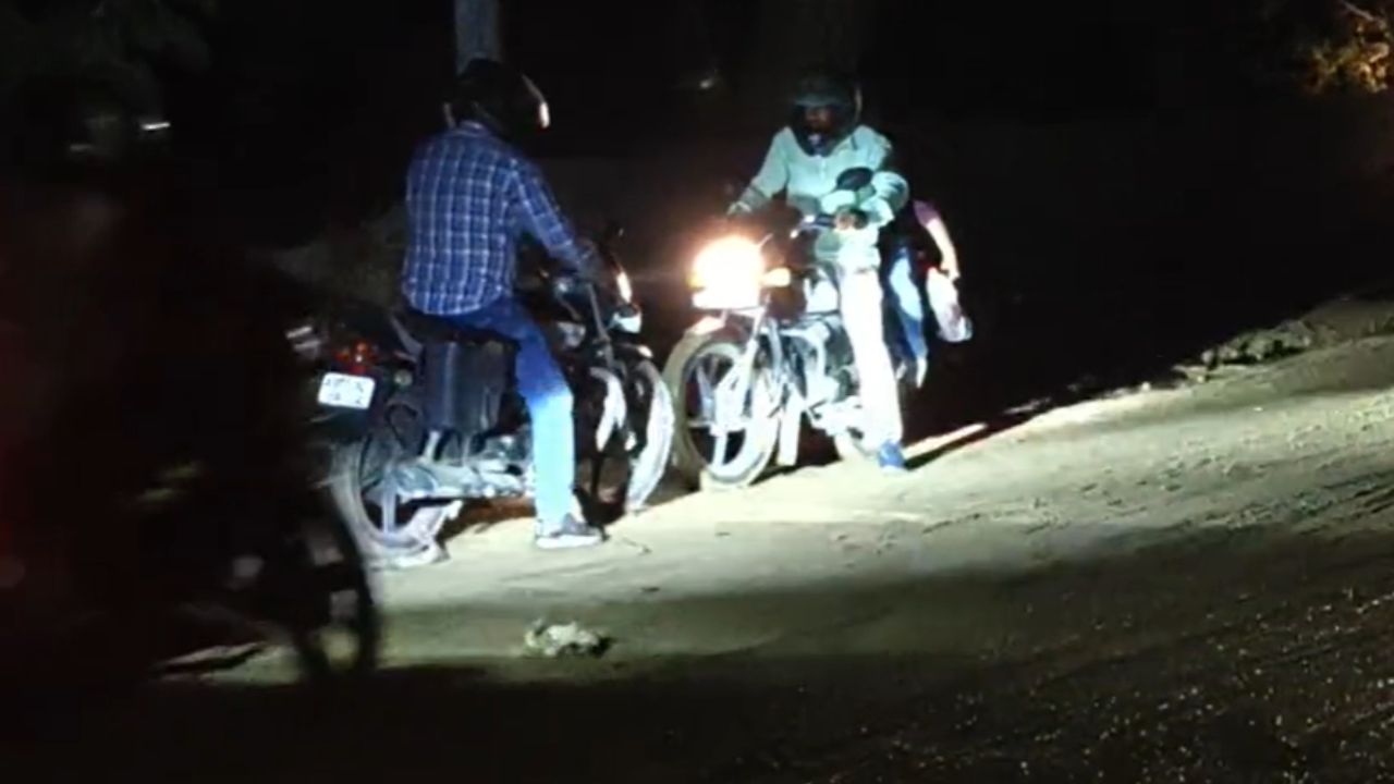 Gorakhpur News:आंशिक बारिश में कीचड़ बनी सड़कें, खजनी के कटघर-सतुआभार मार्ग पर दर्जनों बाइक सवार गिरे