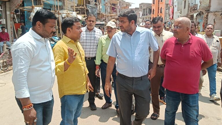 गोरखपुर : विरासत गलियारा पर डीएम का सख्त एक्शन, बारिश के बाद खुद उतरे सड़कों पर