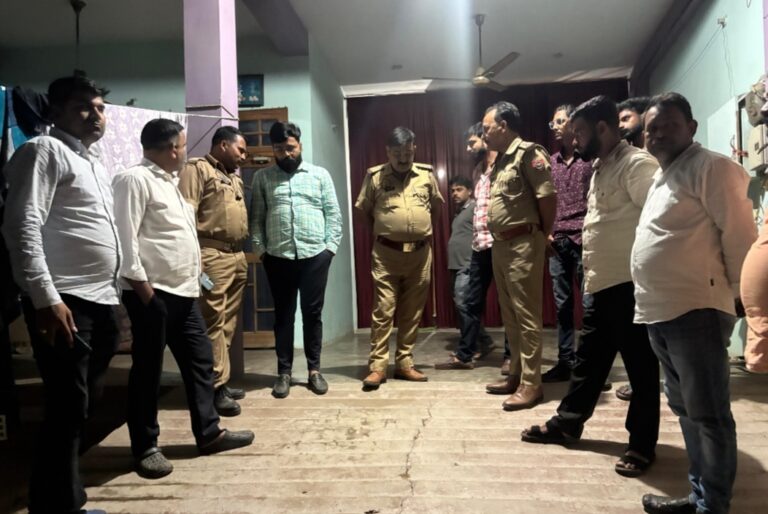 Gorakhpur: लखनऊ कूच कर रहे प्रधानों को पुलिस ने रोका, ‘हाउस अरेस्ट’  का आरोप