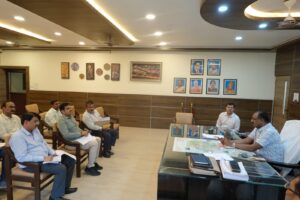 Maharajganj: DM बोले-सभी सरकारी प्राथमिक एवं माध्यमिक विद्यालयों के ऊपर से गुजर रहे बिजली तारों को तत्कल हटाएं