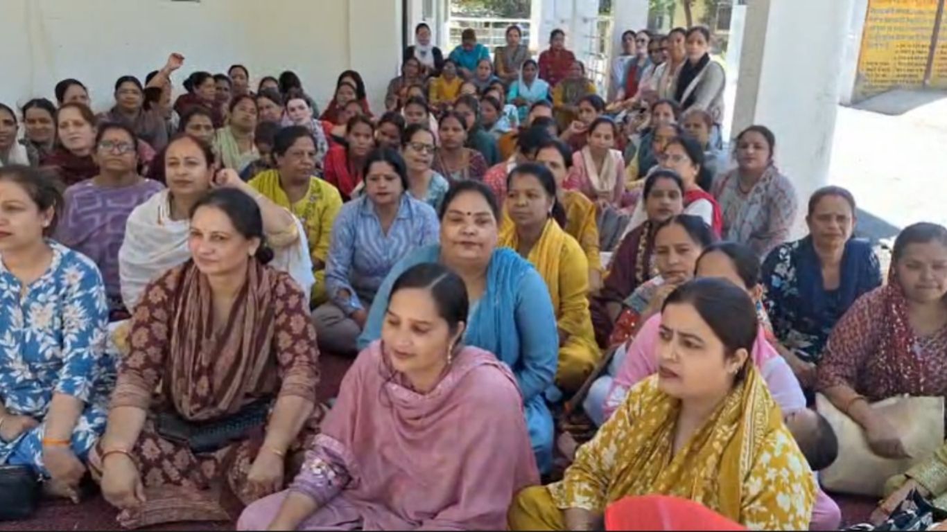 आंगनवाड़ी कार्यकत्रियों, सेविकाओं का धरना-प्रदर्शन तेज