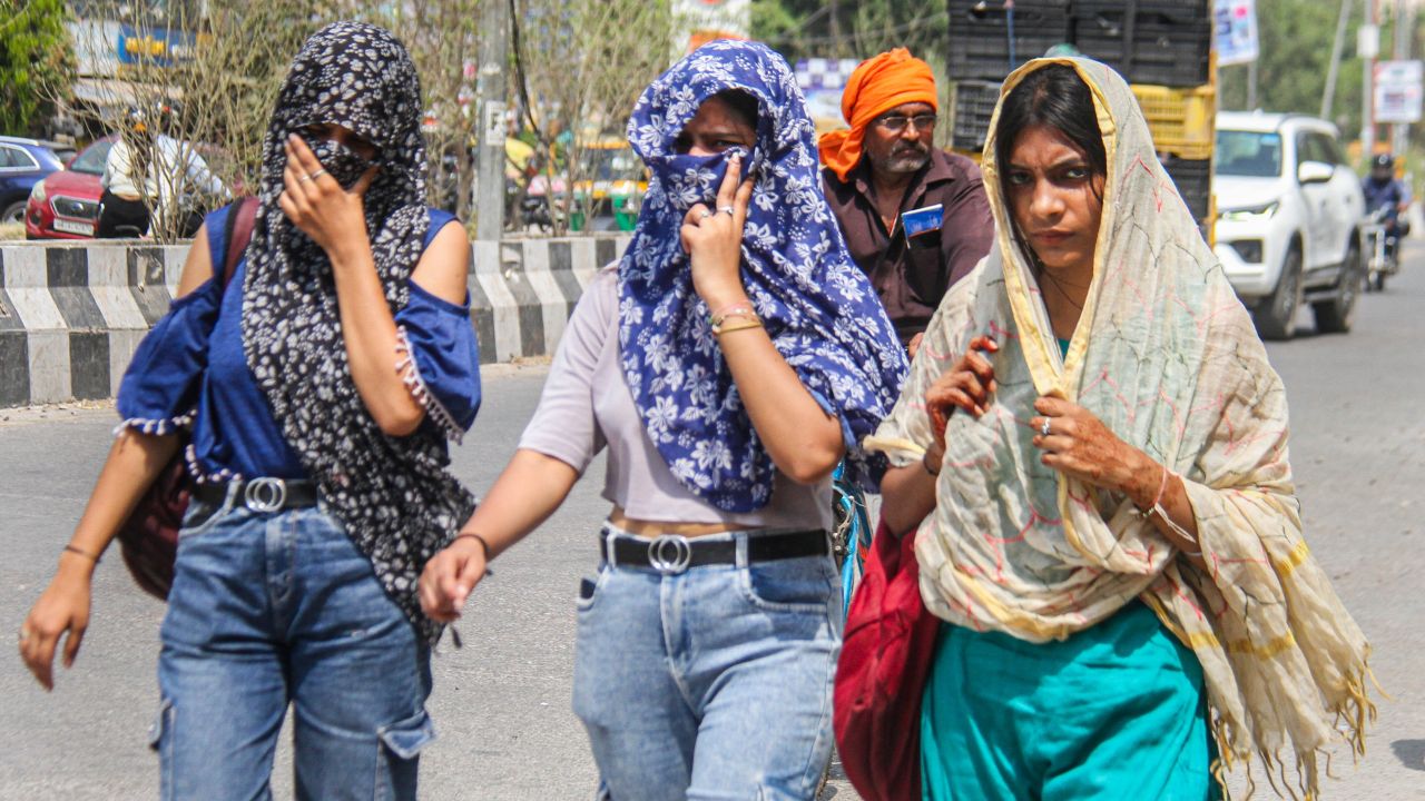 वाराणसी, भदोही, मिर्जापुर, जौनपुर, देवरिया और गोरखपुर में लू को लेकर विशेष अलर्ट जारी किया गया है। दोपहर के समय सड़कें लगभग खाली हो रही हैं और लोग घरों में ही रहने को मजबूर हैं। (Img: Google)