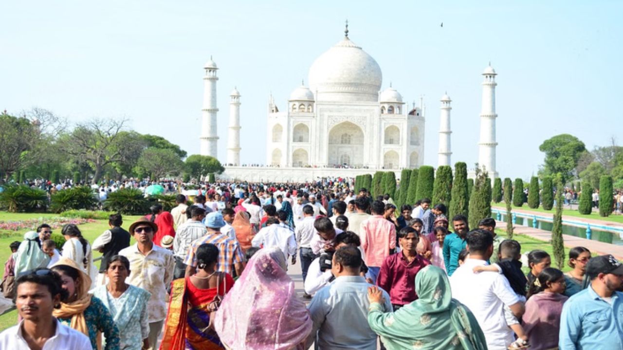 उत्तर प्रदेश में गर्मी ने इस बार अप्रैल में ही जून जैसी तबाही मचा दी है। भारतीय मौसम विज्ञान विभाग ने राज्य के बड़े हिस्से में अगले 48 घंटों के लिए भीषण लू और रेड अलर्ट जारी किया है। तेज धूप और गर्म पछुआ हवाओं ने पूरे प्रदेश को जैसे तपते तंदूर में बदल दिया है। (Img: Google)
