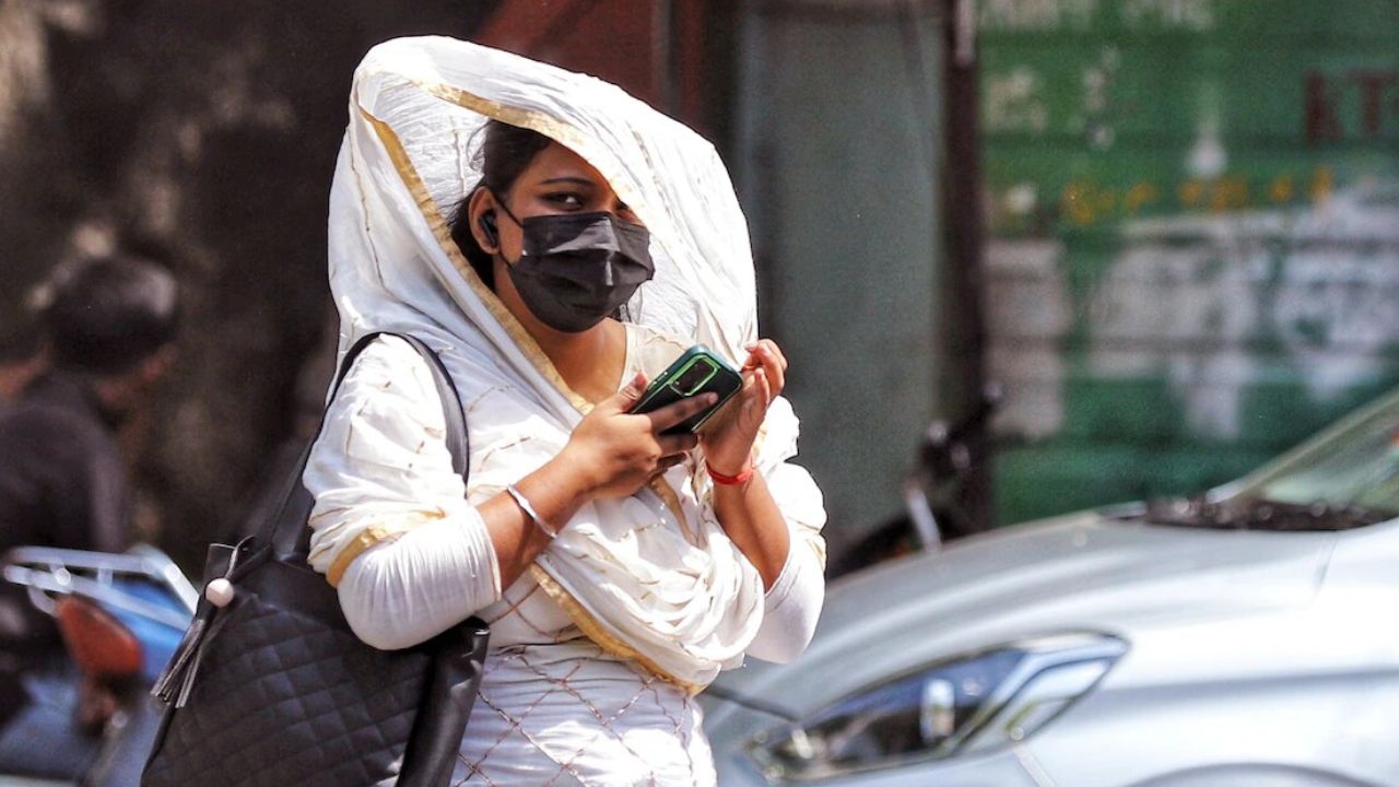 दक्षिणी यूपी के कई जिलों में तापमान 44 डिग्री सेल्सियस से ऊपर पहुंच चुका है। मौसम विभाग का अनुमान है कि अगले 1-2 दिनों में यह 45 डिग्री को भी पार कर सकता है। लगातार बढ़ती गर्मी से लोगों का जनजीवन बुरी तरह प्रभावित हो रहा है। (Img: Google)